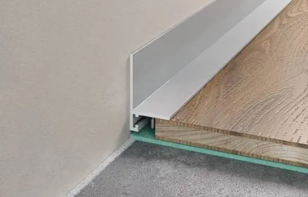 Микроплинтус 16-20мм 2,4м анод. серебро матовый, шт Микроплинтус 16-20мм 2,4м анод. серебро матовый, шт