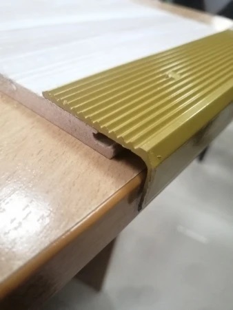 Порог-угол с зубцами 44 х 23мм х 2,0м алюминий золото