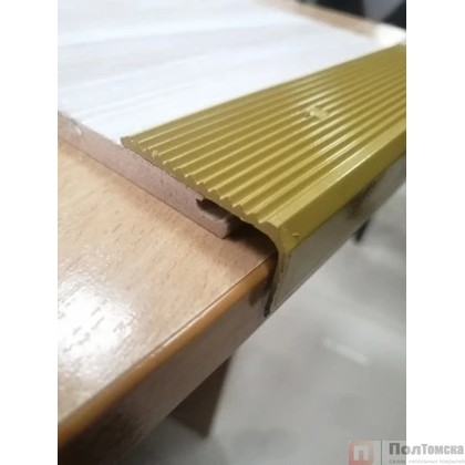 Порог-угол с зубцами 44 х 23мм х 2,0м алюминий золото